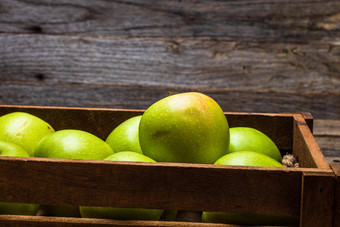 木箱成熟的绿色苹果木表格