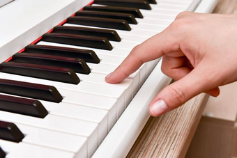 女人的手玩电子数字计划首页女人专业钢琴家安排音乐计划电子键盘音乐家练习键盘作曲音乐