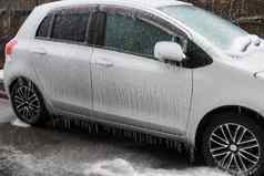 冰覆盖车窗口关闭车覆盖冰冰柱冻结雨坏冷淡的天气冰风暴