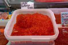 红色的鱼子酱显示海鲜市场