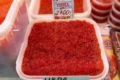 红色的鱼子酱显示海鲜市场