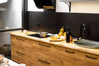 橡木厨房工作台厨房水槽炉灶食物成分瓶厨房设施实用木工作台现代室内烹饪