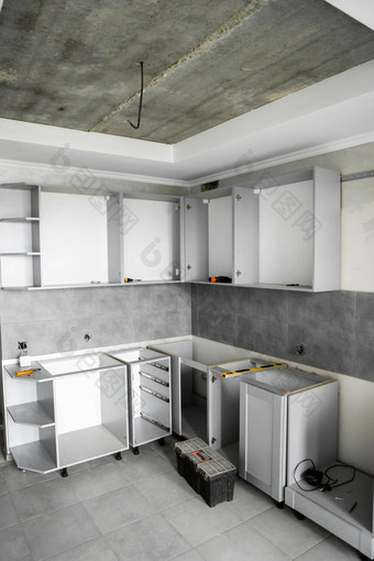 自定义厨房橱柜安装家具外墙中密度纤维板灰色的<strong>模块</strong>化厨房刨花板材料阶段安装厨房灰色瓷砖地板上墙