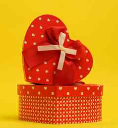 红色的心形状的礼物盒子黄色的背景