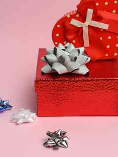红色的礼物盒子粉红色的背景节日背景