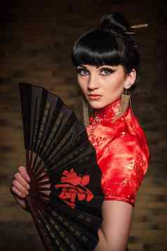 女孩红色的日本丝绸衣服旗袍黑暗房间