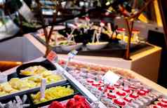 新鲜的红色的西瓜片碗计数器酒吧甜蜜的甜点自助餐热带水果自助餐事件餐厅餐饮食物宴会服务水果自助餐餐饮健康的零食