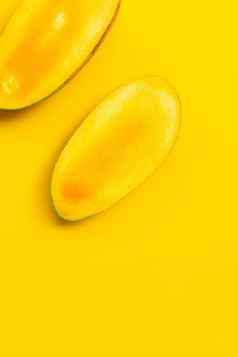 芒果黄色的背景热带甜蜜的水果概念
