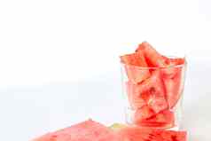 红色的成熟的西瓜切片白色背景西瓜片玻璃
