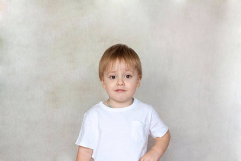 肖像可爱的男孩白色t恤孩子们的情绪孩子背景<strong>墙</strong>成功明亮的的想法有<strong>创意</strong>的的想法概念