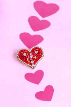 红色的心使珠子粉红色的心概念情人节一天主题问候卡宣言爱