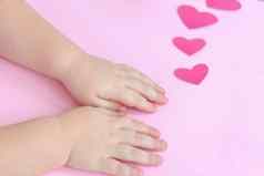 孩子们的手粉红色的背景心概念情人节一天主题问候卡宣言爱