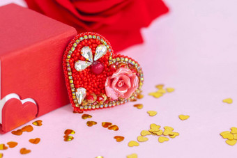 粉红色的背景黄金心亮片红色的心使珠子概念情人节一天主题明信片模板背景图形作品概念情人节一天主题