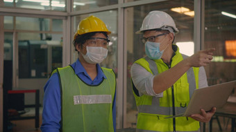 工程师工人经理穿制服安全头盔会说话的生产计划项目