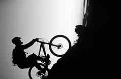 黑色的白色照片山骑摩托车的人骑坡