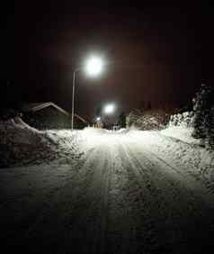 白雪覆盖的街晚上
