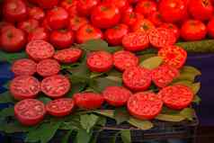 成熟的新鲜的美味的番茄蔬菜减少半集市市场
