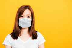 女人站穿t恤使面具保护病毒疫情空气污染