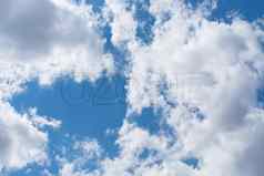 清晰的云飙升的天空登记臭氧象征着自由空气