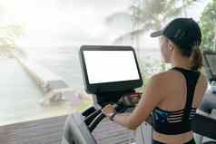 女人工作健身房有氧运动培训跑步机白色屏幕模型大窗户海洋视图下雨