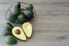 减少一半切片新鲜的绿色鳄梨棕色（的）木表格水果健康的食物概念