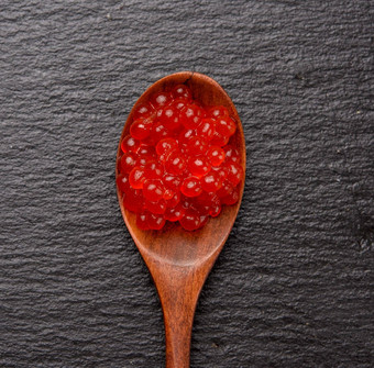 新鲜的颗粒状的红色的密友大马哈鱼鱼子酱木勺子美味的健康的食物