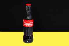 软碳酸喝可口可乐玻璃透明的瓶黄色的背景