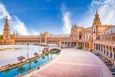 西班牙广场塞维利亚西班牙伟大的伊比利亚文艺复兴时期的体系结构夏天一天蓝色的天空