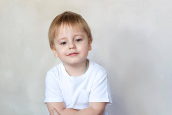 肖像可爱的男孩白色t恤孩子们的情绪孩子背景墙成功明亮的的想法有创意的的想法概念