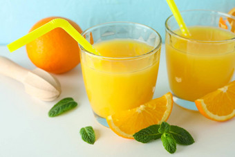 平躺作文新鲜的橙色果汁木榨汁机薄荷橙子木榨汁机白色表格颜色背景特写镜头新鲜的自然喝水果