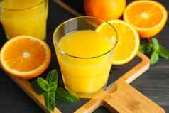 切割董事会橙色汁薄荷橙子木表格黑色的背景特写镜头新鲜的饮料水果