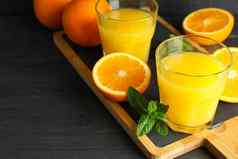 切割董事会橙色汁薄荷橙子木表格黑色的背景空间文本新鲜的饮料水果
