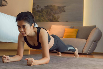 女人实践瑜伽<strong>板材</strong>构成冥想卧室之后早....健康的体育运动生活方式