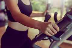 特写镜头sportwoman走运行跑步机设备健身锻炼健身房概念健身锻炼健身房锻炼生活方式健康的
