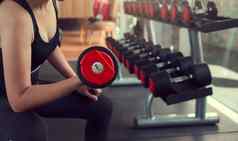 年轻的女人提升权重培训类健身房概念健身锻炼健身房锻炼生活方式健康的