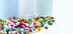 桩色彩斑斓的抗生素胶囊药片模糊塑料药物瓶抗生素药物电阻概念抗生素药物聪明的药物的相互作用制药行业复方用药