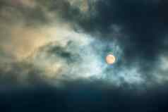 大月亮多云的天空厚云完整的月亮晚上天空明亮的光完整的月亮云晚上时间