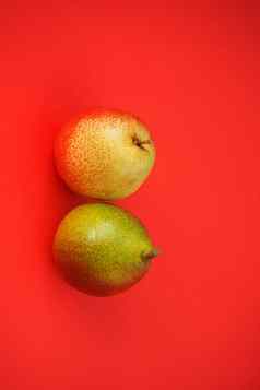 成熟的水果红色的背景美丽的梨苹果垂直图像