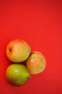 成熟的水果红色的背景美丽的梨苹果垂直图像