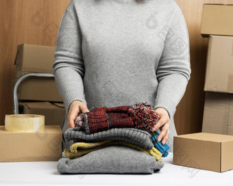 女人灰色的毛衣收集衣服盒子概念援助<strong>志愿服务</strong>移动