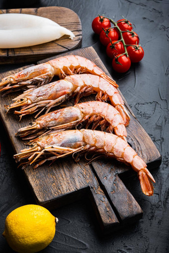 集王虾成分西班牙海鲜<strong>饭</strong>黑色的混凝土表面