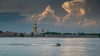俄罗斯彼得堡6月不可能景观neva河日落黄金斯派克彼得保罗堡垒不可能云
