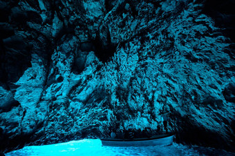 蓝色的洞穴克罗地亚克罗地亚具有里程碑意义的旅游参观内部蓝色的洞穴bisevo岛光蓝色的颜色水中午