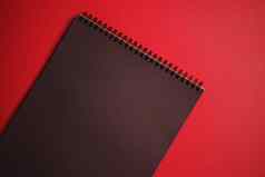 黑色的笔记本红色的背景办公室文具平铺奢侈品品牌平躺品牌身份设计模型