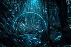 流中间森林晚上发光的蓝色的霓虹灯圆雾