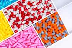 前视图抗生素胶囊药片塑料药物托盘抗生素电阻概念抗生素药物选择药物的相互作用药理学医疗保健预算医院药物管理