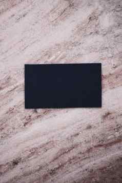 黑色的业务卡平铺石头背景奢侈品品牌平躺品牌身份设计模型