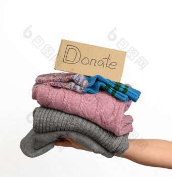女手持有堆栈衣服志愿服务概念捐赠