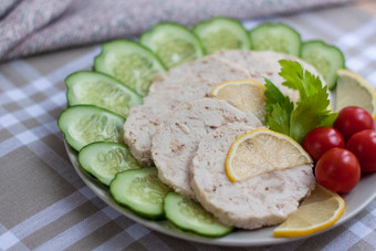 减少肉烤鸡片片烤鸡肉铺设板黄瓜樱桃西红柿