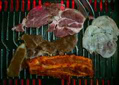 腌制猪肉肉有条纹的猪肉烧烤炉子服务朝鲜文风格烧烤